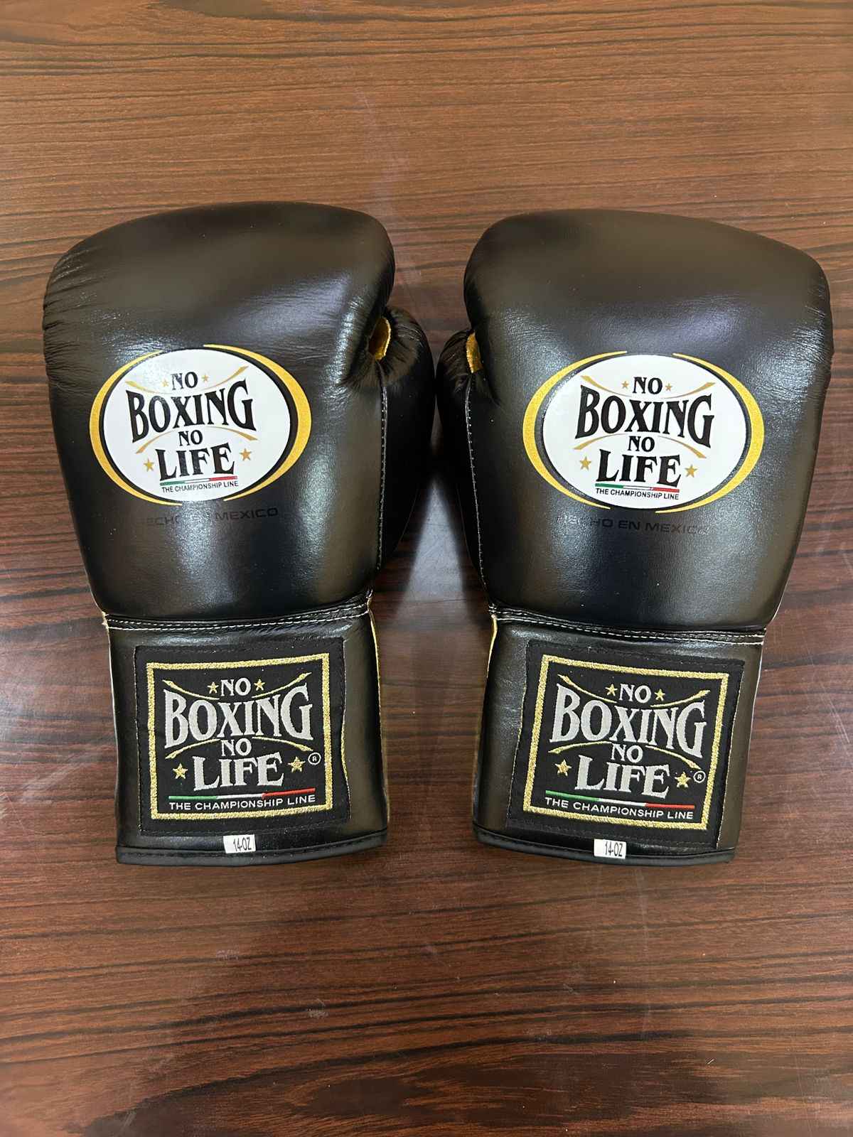 No Boxing No Life Boxing Gloves - Lace-Up Black & Gold Edition No Boxing No Life Boxing Gloves - Lace-Up Black & Gold Edition
